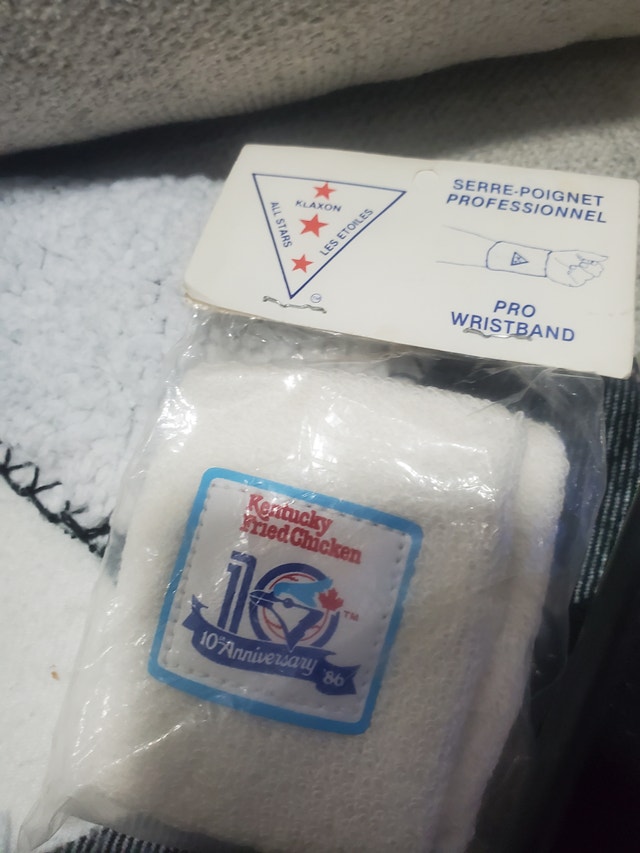 Toronto Blue Jays 1986 10th Anniversary Book and Wristbands - photo 2