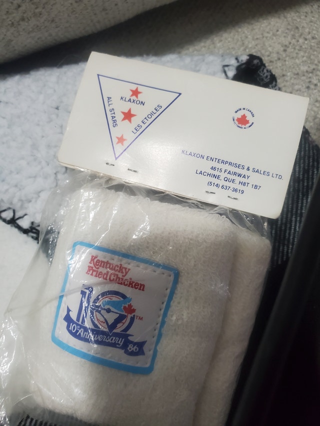 Toronto Blue Jays 1986 10th Anniversary Book and Wristbands - photo 3
