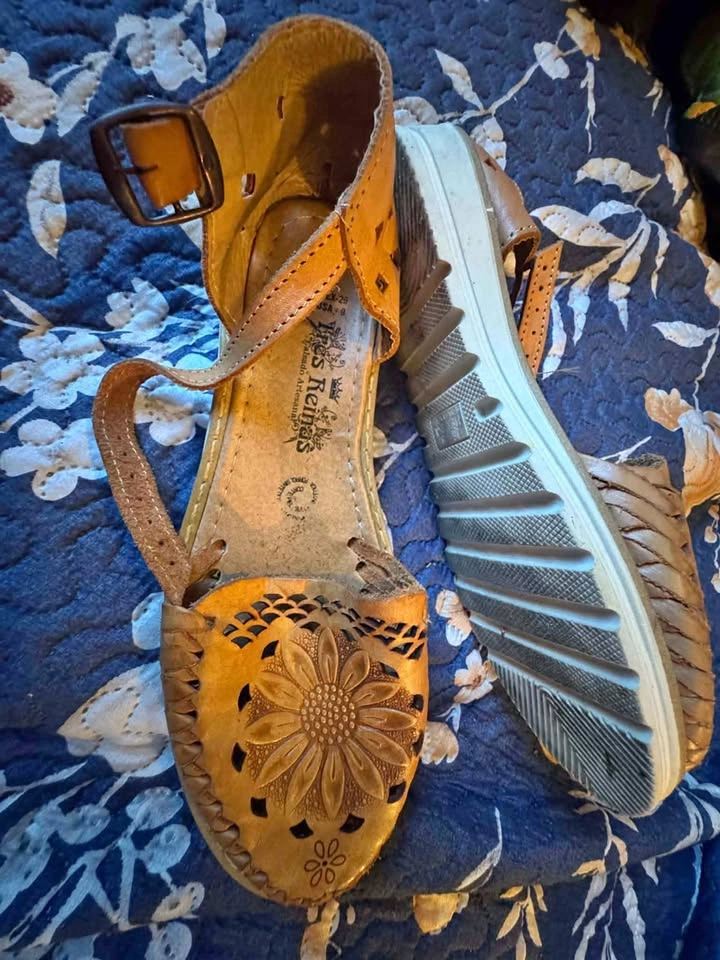 Tres Reinas Leather Huarache Sandals