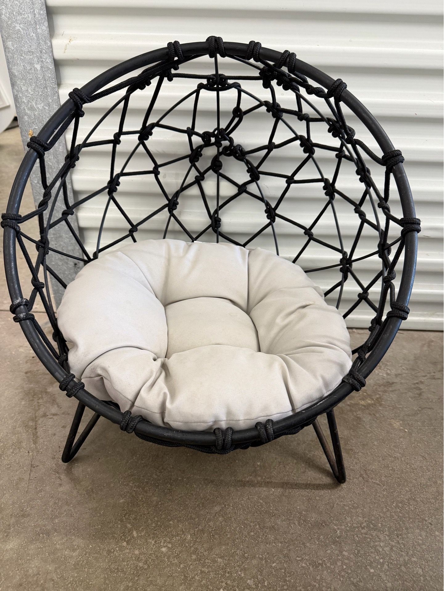 Papasan Style Dog Bed – Excellent Condition