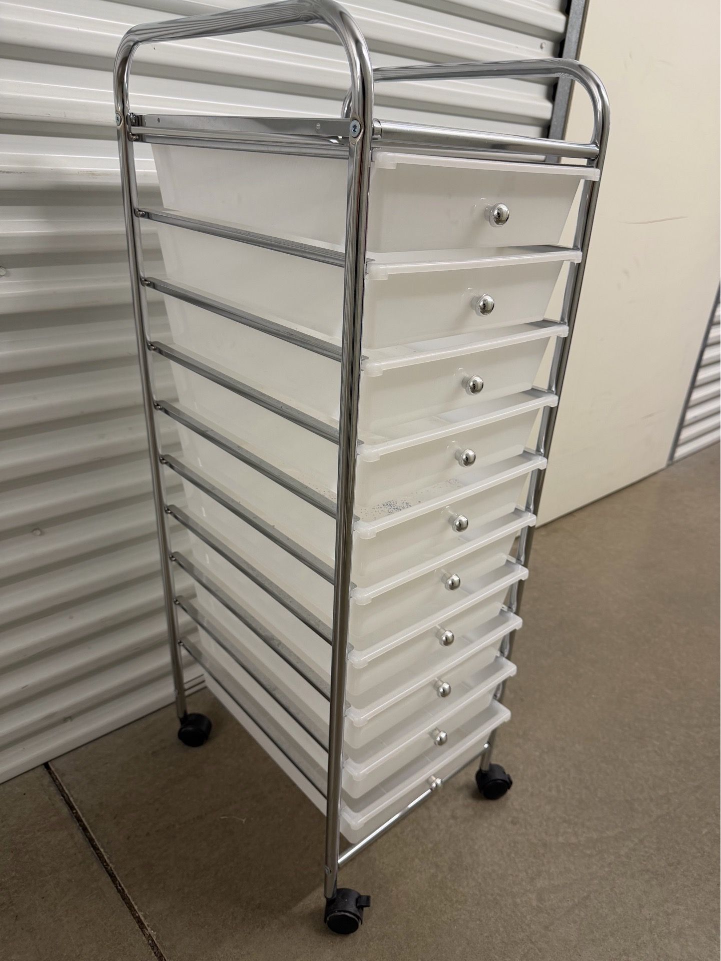 Plastic drawers with wheels