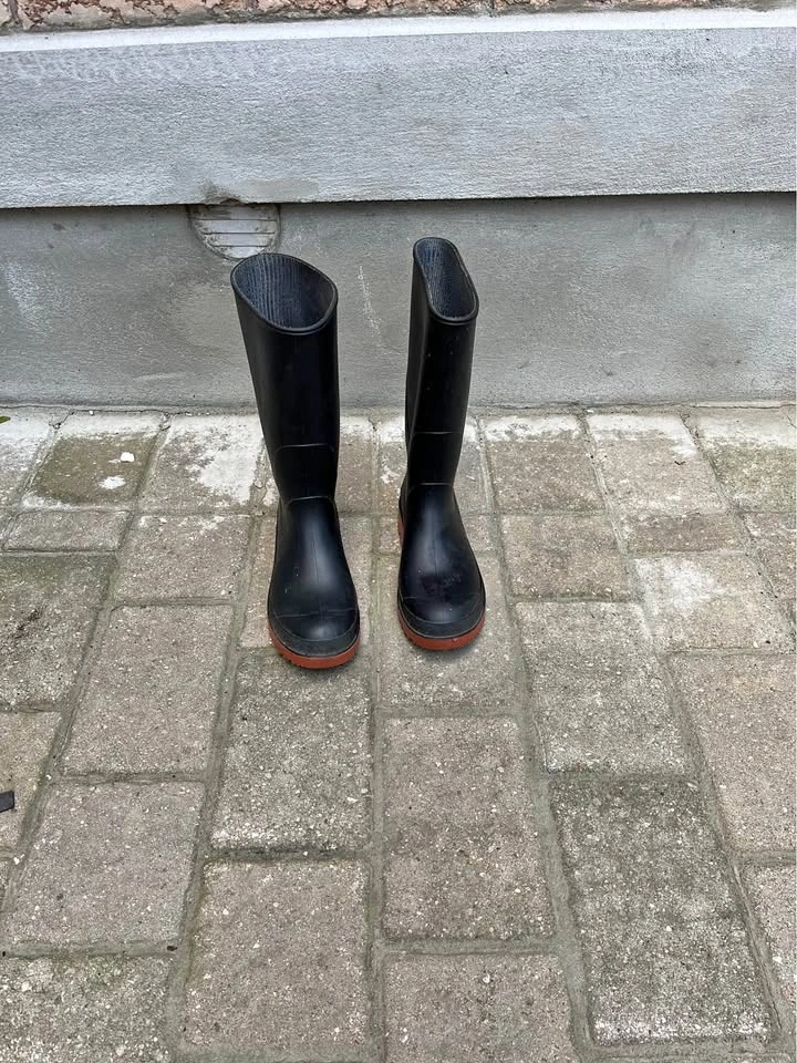 Waterproof gardening boots, size 7
