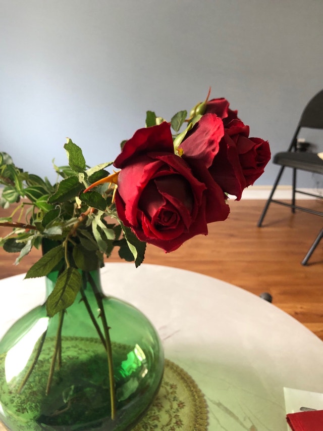 Green Glass Vase with Artificial Roses - photo 3