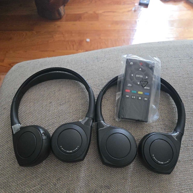 Brand New OEM Honda Odyssey / Pilot Wireless Headphones & Rem