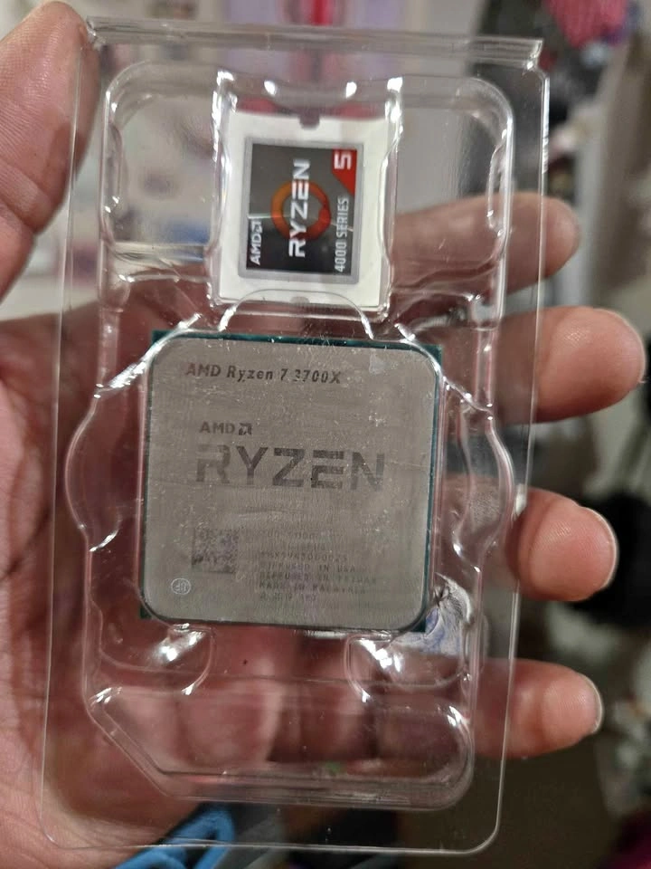 AMD Ryzen 7 3700x w/ cooler