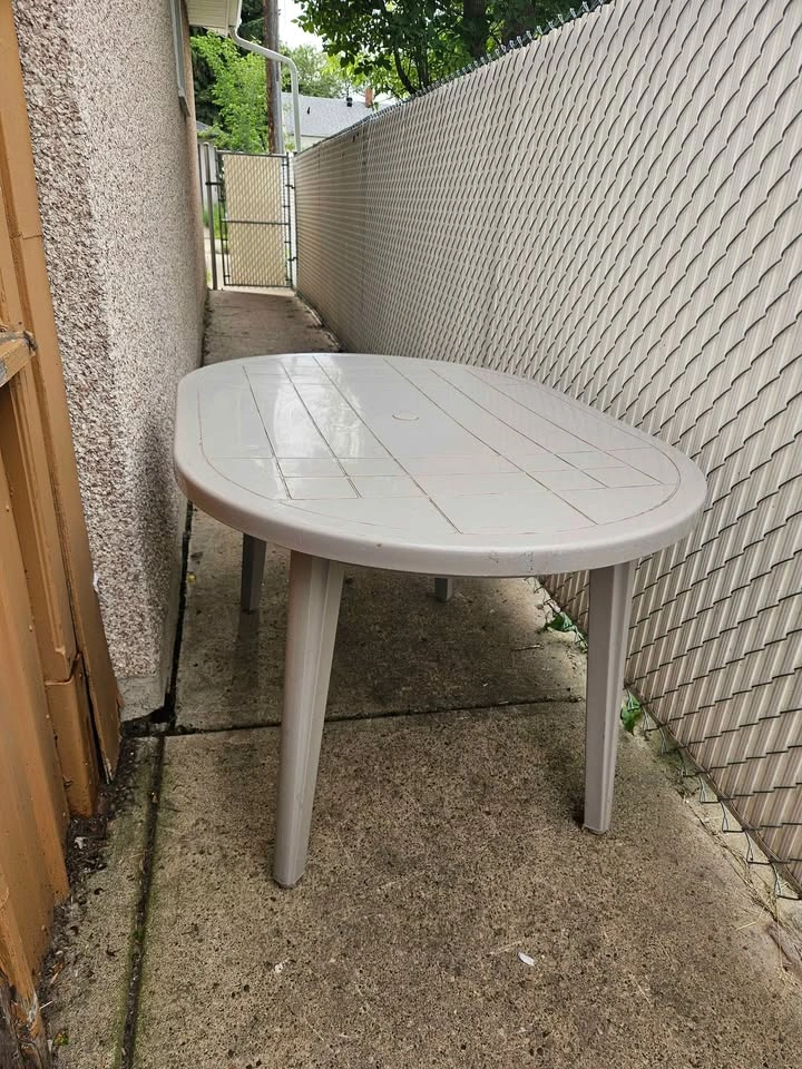 Plastic table and chairs - photo 2
