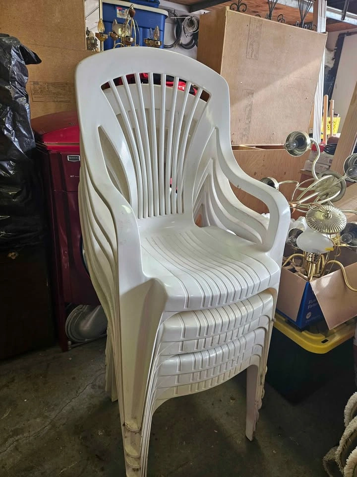 Plastic table and chairs - photo 3