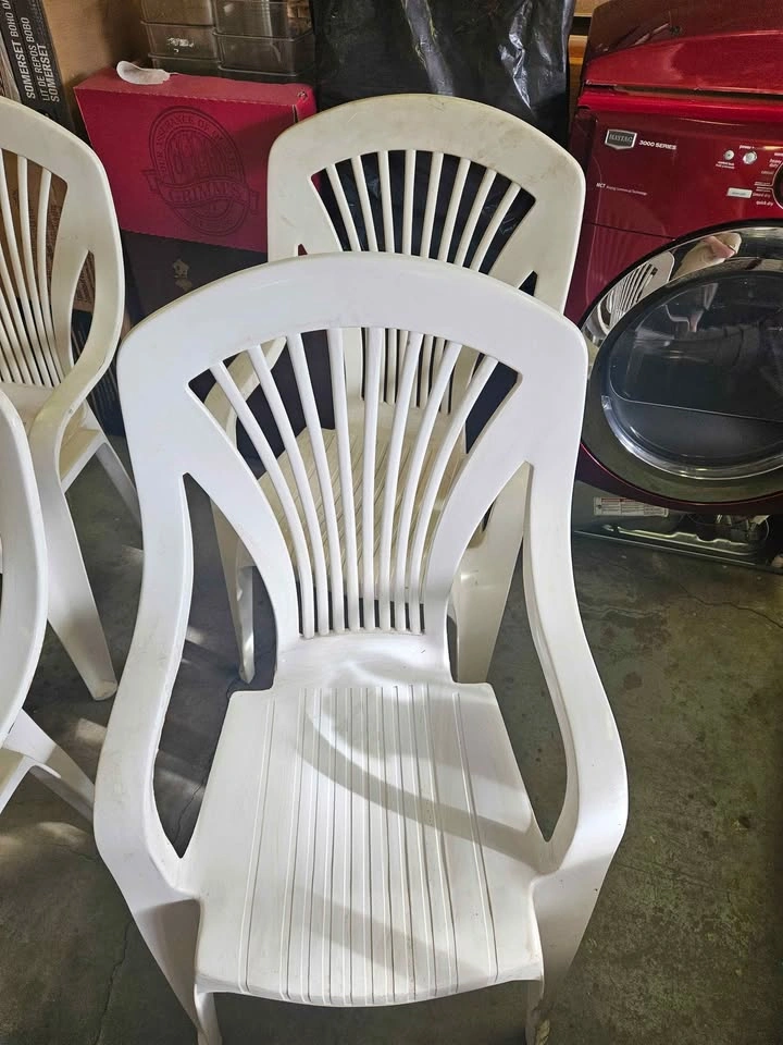 Plastic table and chairs - photo 4