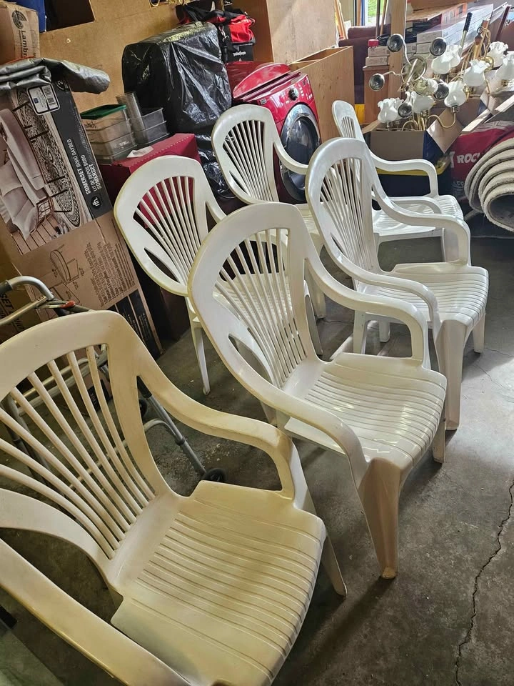 Plastic table and chairs - photo 5
