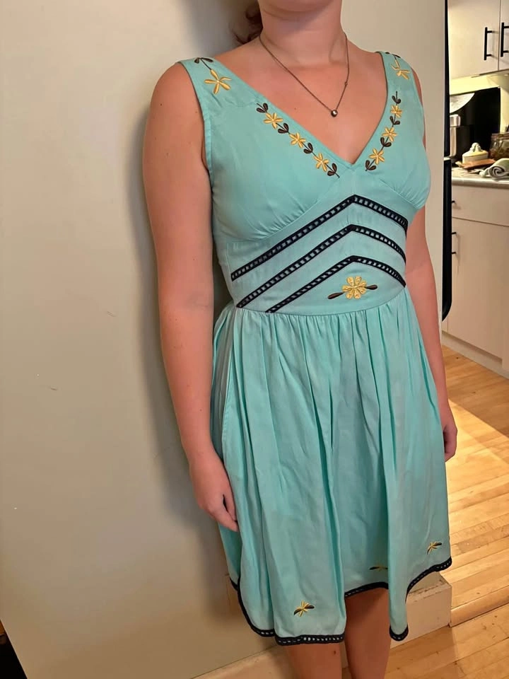 XS Knitted Dove Aqua Scalloped Dirndl V-Neck Embroidered Dress