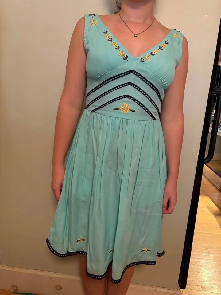 XS Knitted Dove Aqua Scalloped Dirndl V-Neck Embroidered Dress - photo 2