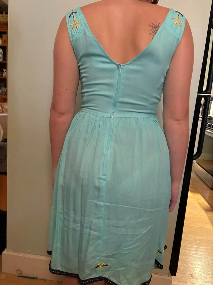 XS Knitted Dove Aqua Scalloped Dirndl V-Neck Embroidered Dress - photo 4