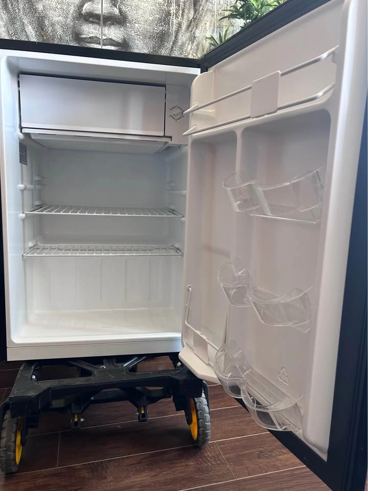 Hamilton Beach Mini Fridge - photo 3