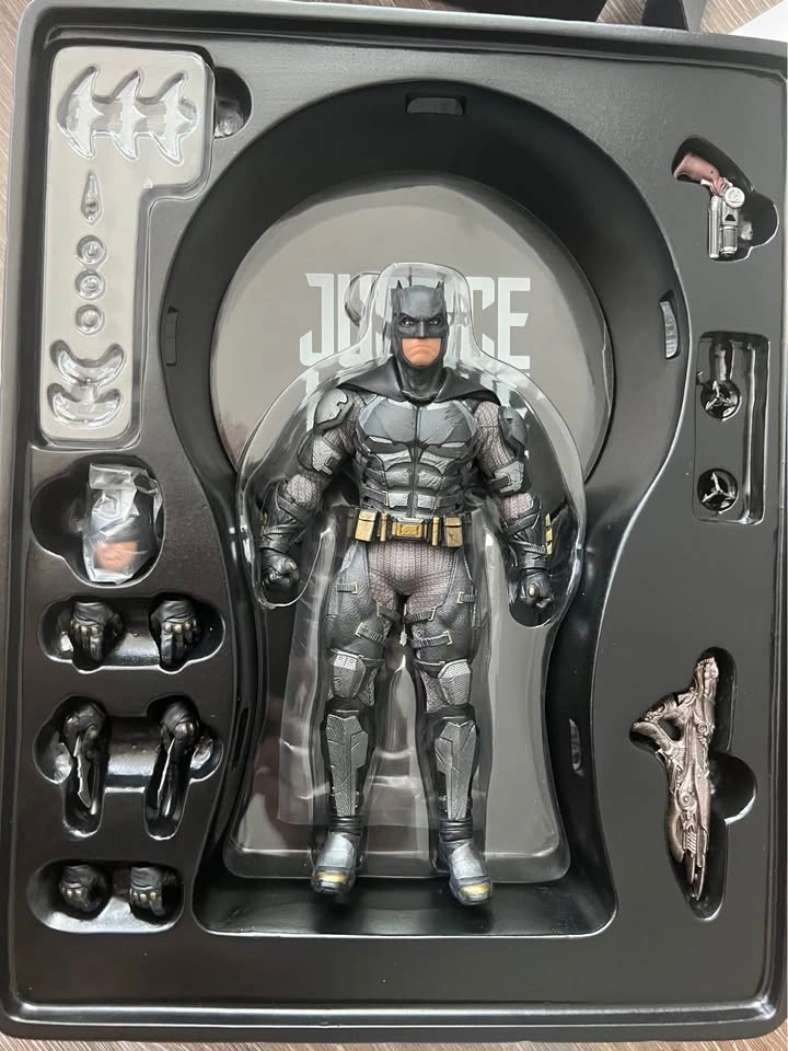 Mezco Toys One: 12 Collective Justice League Tactical Suit Batma