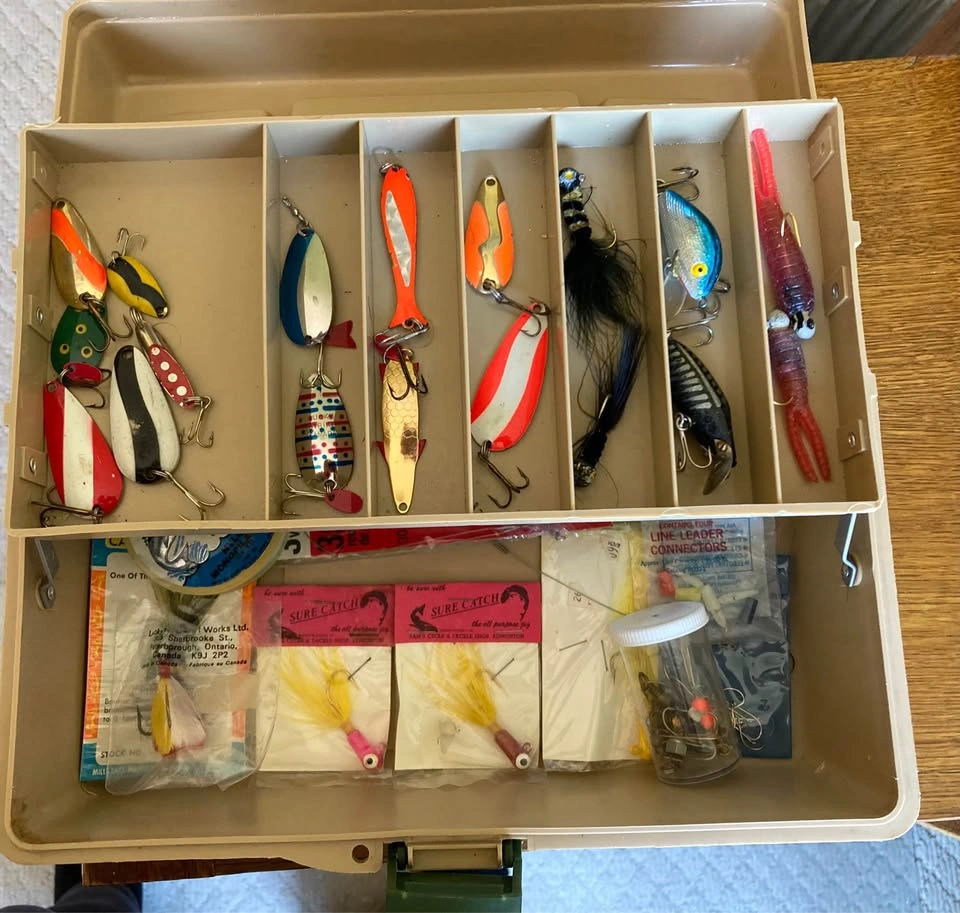 Vintage Old Pal 10/40 Tackle Box & Lures CDN Made - photo 2
