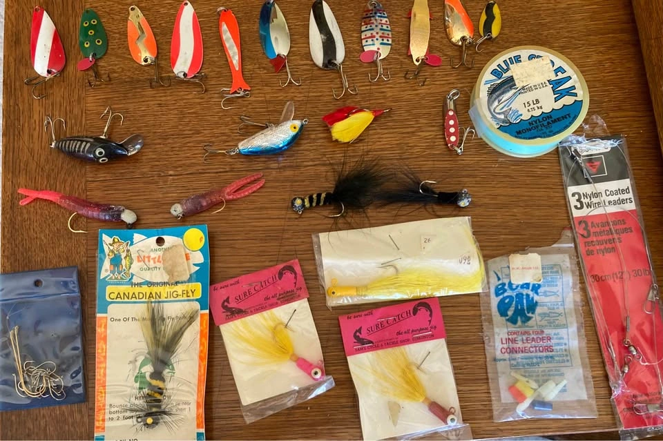 Vintage Old Pal 10/40 Tackle Box & Lures CDN Made - photo 3