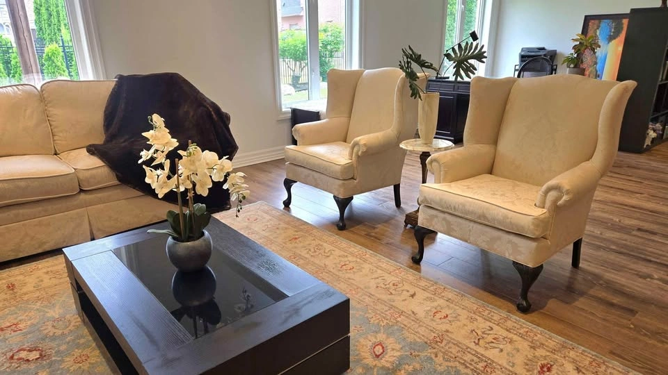 Pair of Damask Wingback Armchairs - photo 2