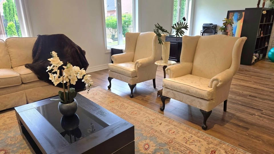 Pair of Damask Wingback Armchairs - photo 3