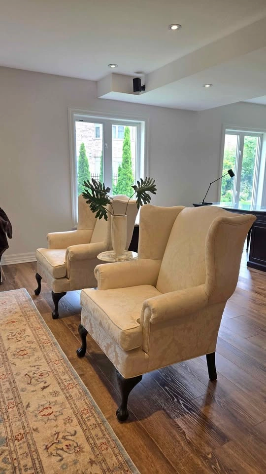 Pair of Damask Wingback Armchairs - photo 4