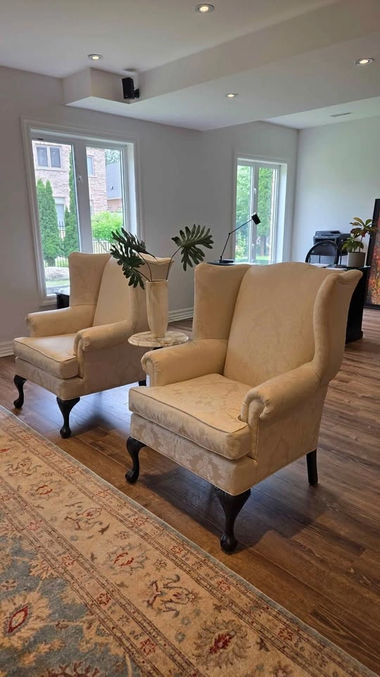 Pair of Damask Wingback Armchairs - photo 5