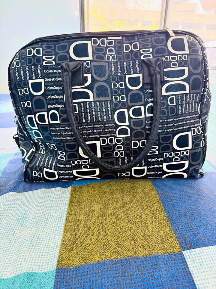 Spacious Ladies Handbag with Zipper & Adjustable Strap