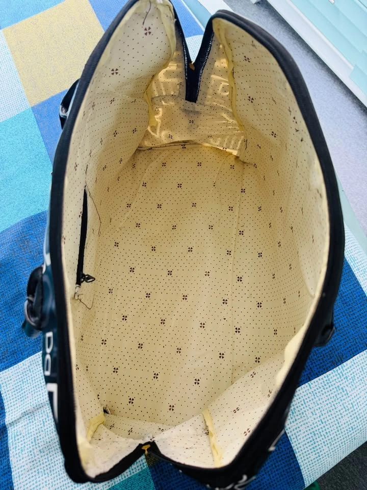 Spacious Ladies Handbag with Zipper & Adjustable Strap - photo 5
