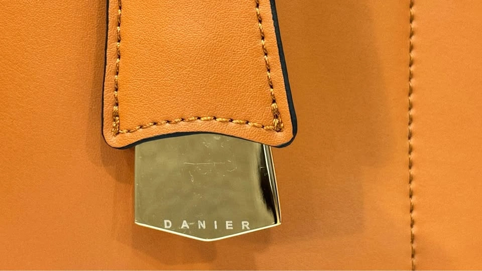 Danier Leather Handbag with multiple pockets - photo 2