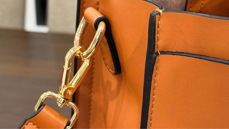 Danier Leather Handbag with multiple pockets - photo 3