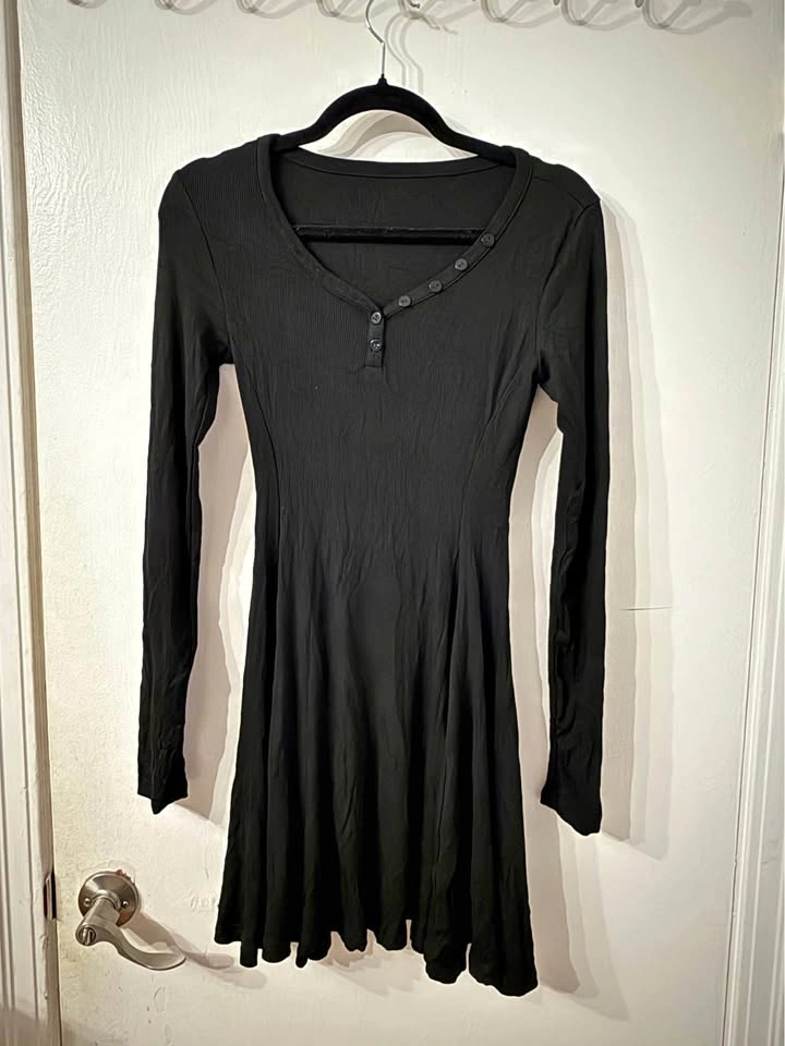 Black Fit & Flare Mini Dress – Elegant & Flattering (Size M)