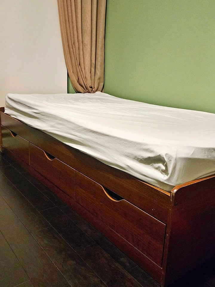 Twin Bed with Mattress and 2 Bedding