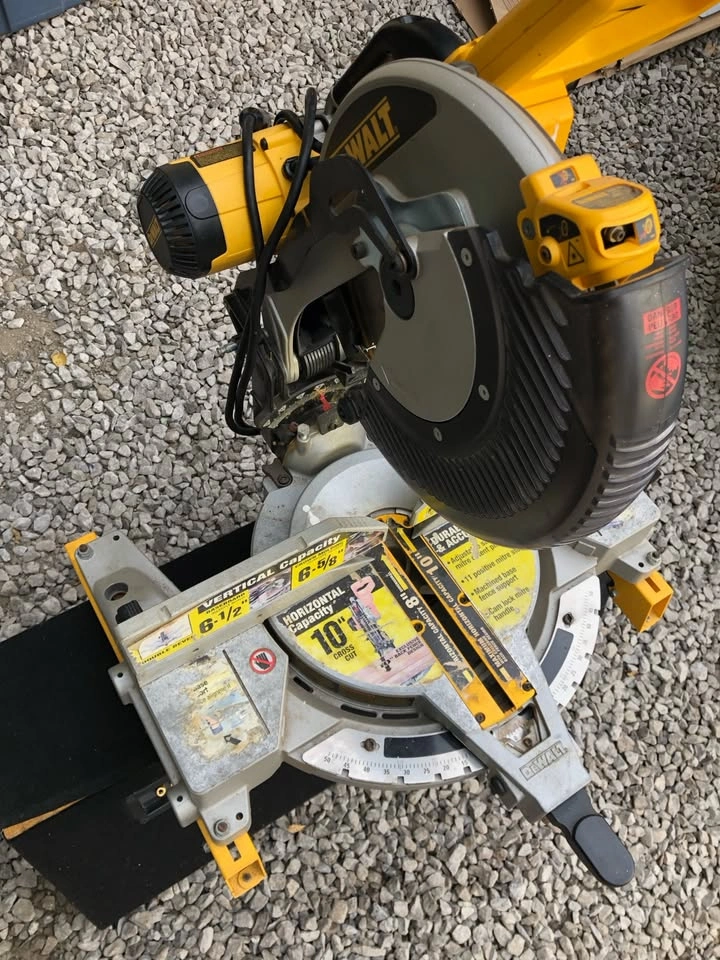 DEWALT DW716 Mitre Saw with Laser and DW723 Stand - photo 3