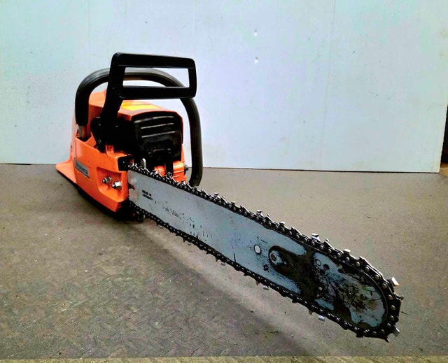 Husqvarna 61 Chainsaw in Excellent Condition - photo 3