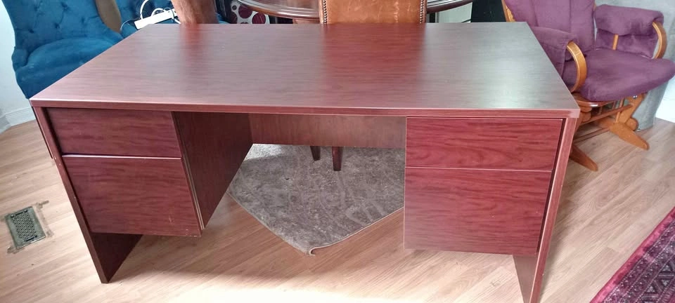 Large Executive Office Desk – Excellent Condition – Solid & Heav