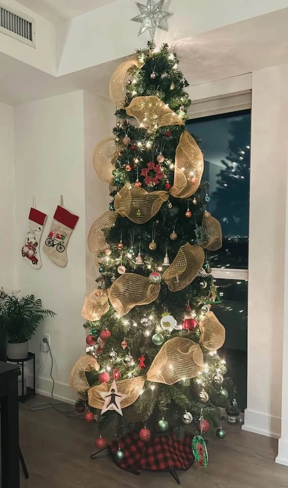 8ft Christmas Tree 🎄 includes all decor - photo 2