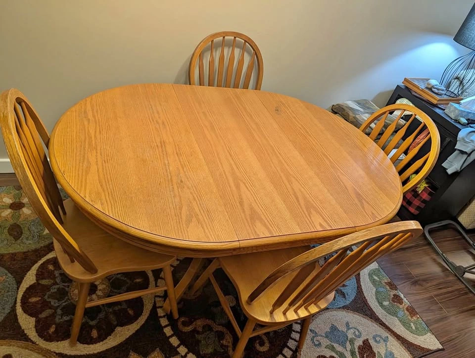Solid oak table w/ 4 chairs - extendable