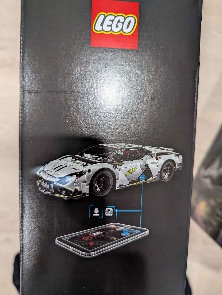 LEGO Technic 42214 Lamborghini Revuelto - photo 3