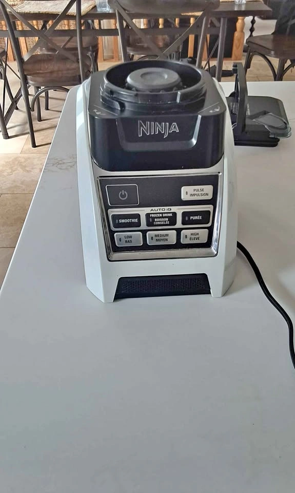 Ninja blender motor with lid (pitcher not included)