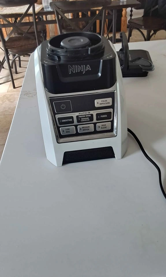 Ninja blender motor with lid (pitcher not included) - photo 2
