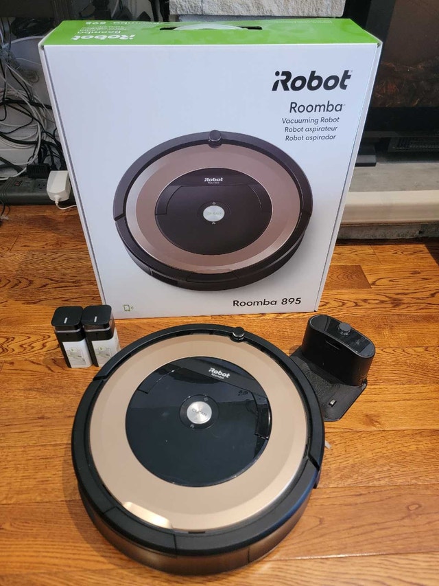 Robot Roomba 895 WiFi Remote Vacuuming Robot Like New w/Box