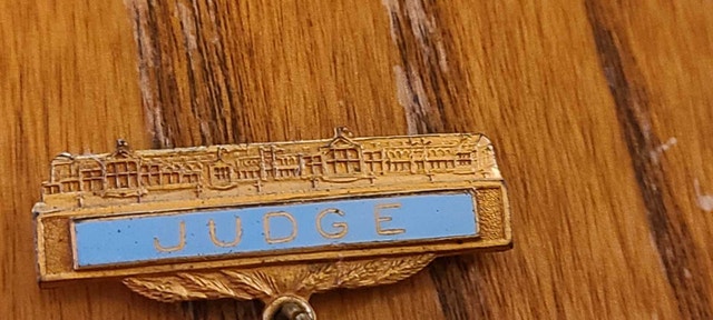 1937 Royal Winter Fair Horse Show Judge Pin - photo 3