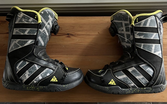 K2 Vandal kids snowboard boots size 4