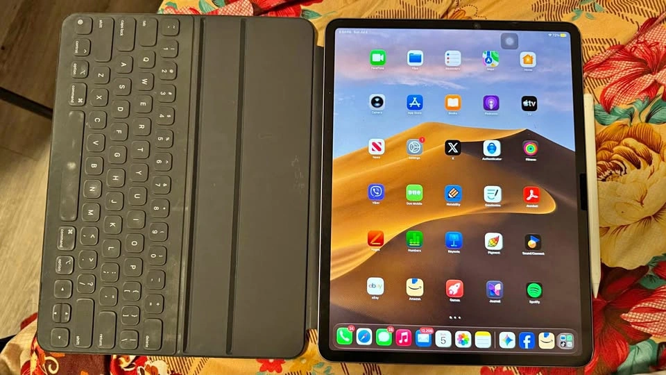 iPad Air 13-inch (M2) 128GB Wi-Fi + Cellular Bundle