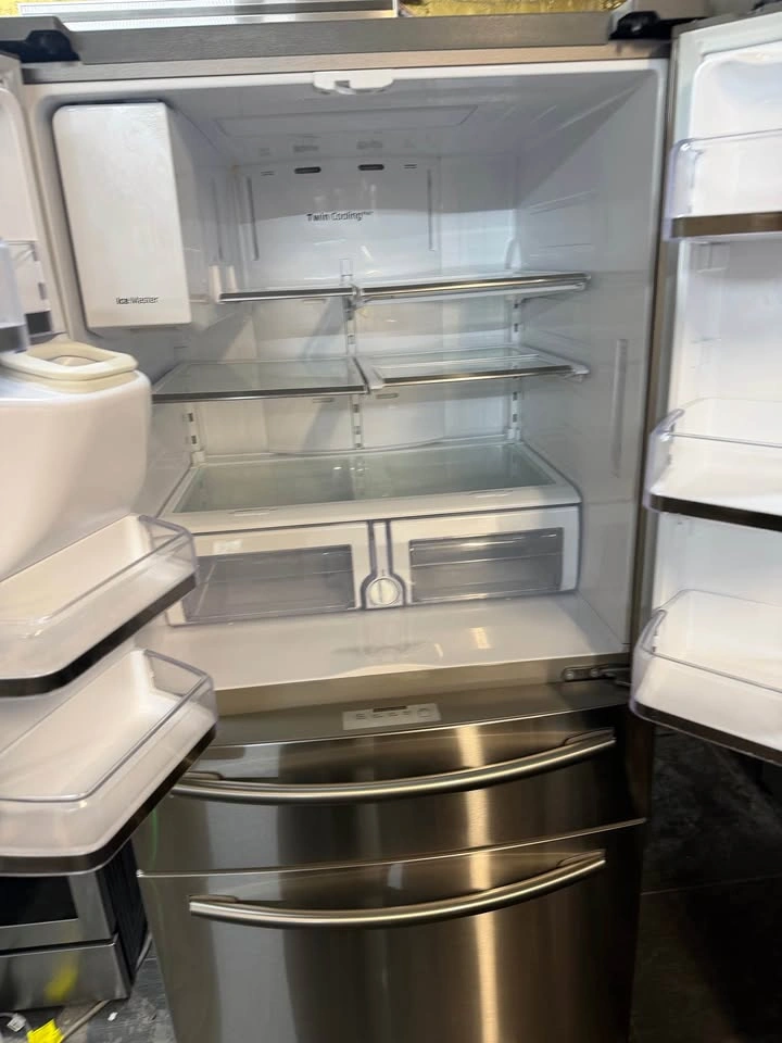 Samsung fridge 33 wide 4 doors silver - photo 2
