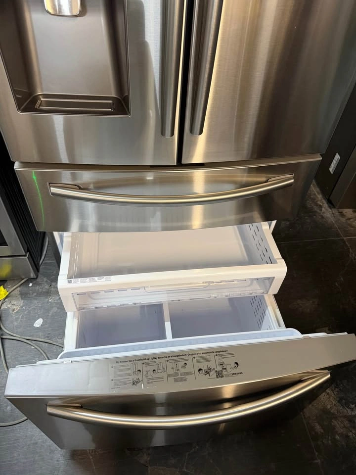 Samsung fridge 33 wide 4 doors silver - photo 4