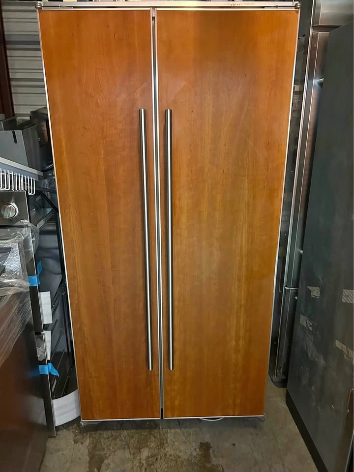 Refrigerator sub-zero 2 doors