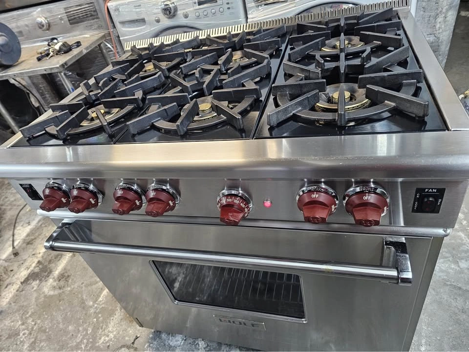 Wolf stove 36 wide 6 burners silver - photo 3