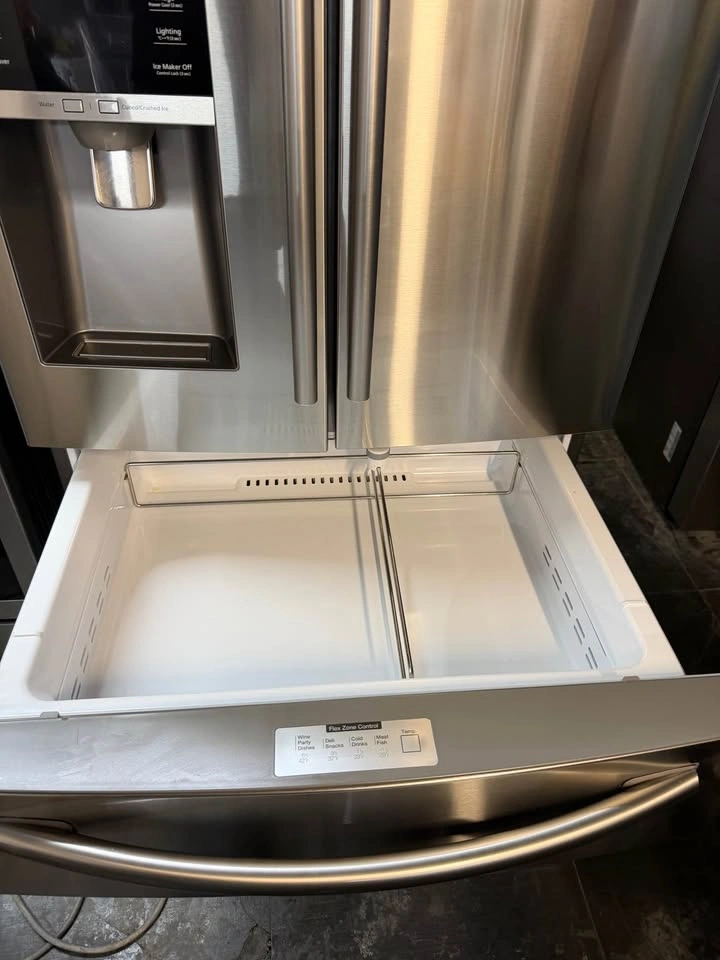 Samsung fridge 33 wide 4 doors silver - photo 3