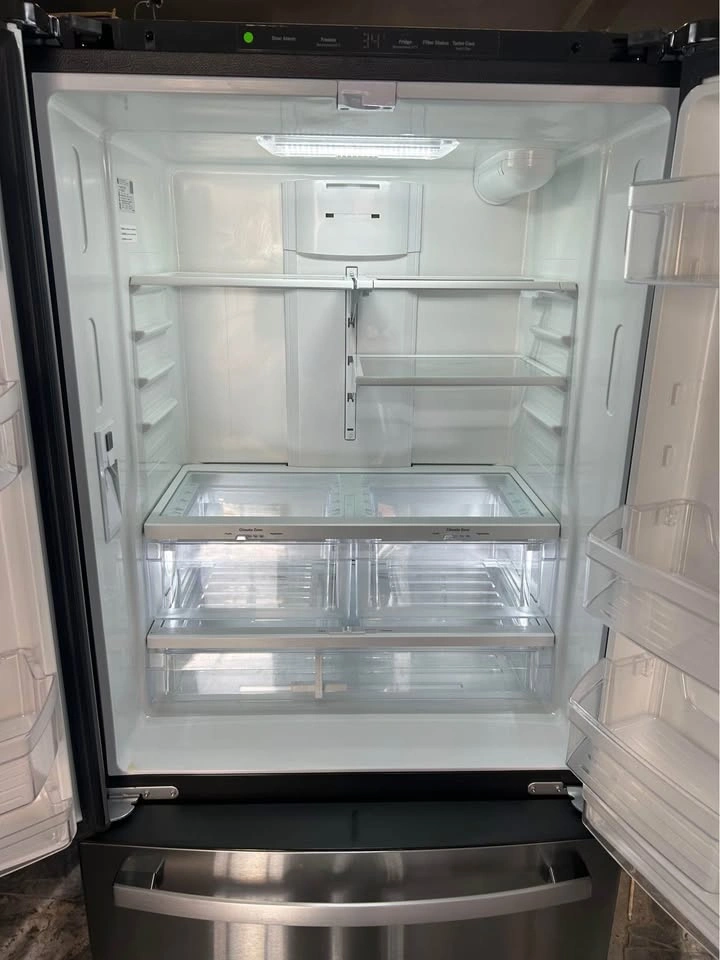 Refrigerator GE 33 wide silver 3 doors excellent conditions - photo 2