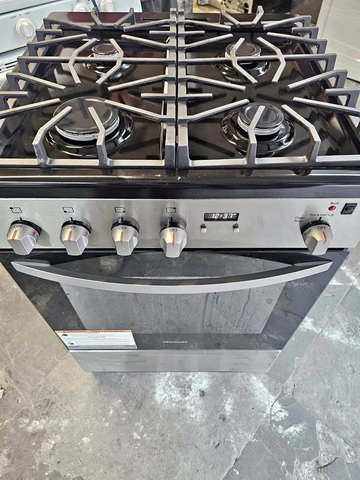 Frigidaire stove 24 wide silver 4 burners