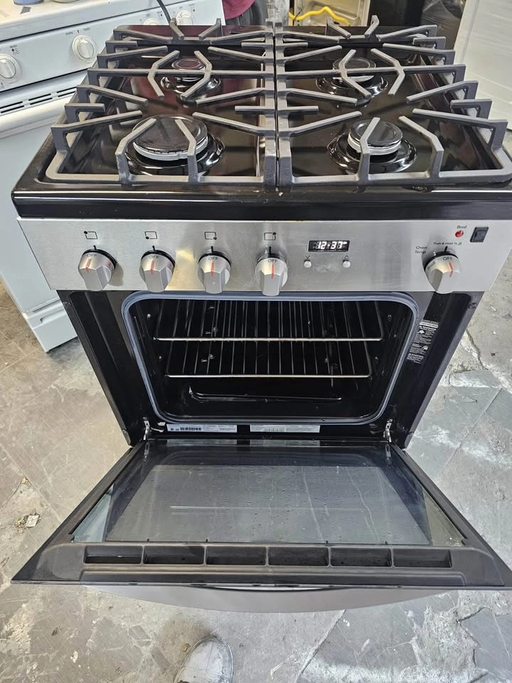 Frigidaire stove 24 wide silver 4 burners - photo 2